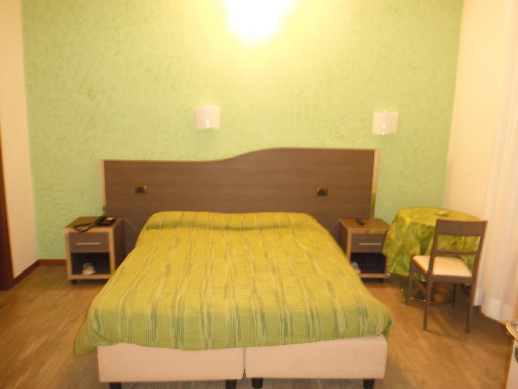 Hotel Renato Sesto San Giovanni Szoba fotó