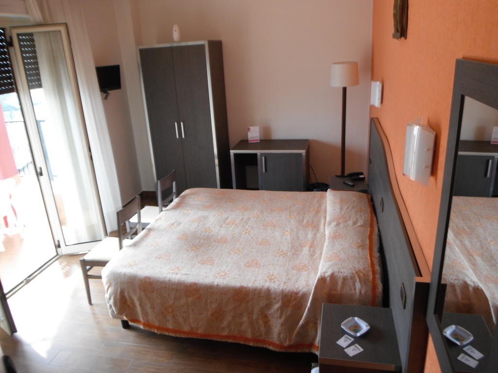 Hotel Renato Sesto San Giovanni Szoba fotó